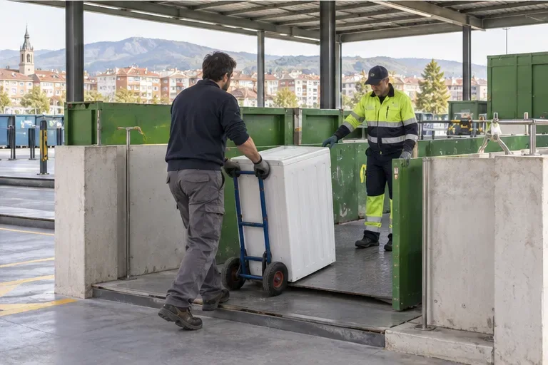 Una lavadora se descarga en la zona señalizada de una instalación municipal de recogida selectiva