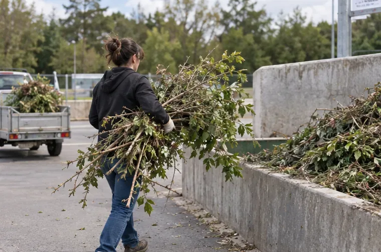 Une habitante apporte des branches et des feuilles vers une plateforme de végétaux