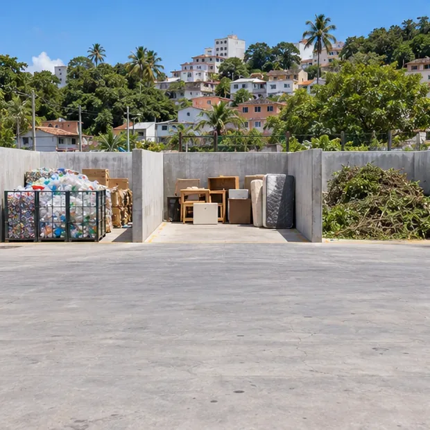 Área externa organizada de um Ecoponto com setores separados para materiais recicláveis, móveis volumosos e restos de poda, em um cenário urbano tropical.