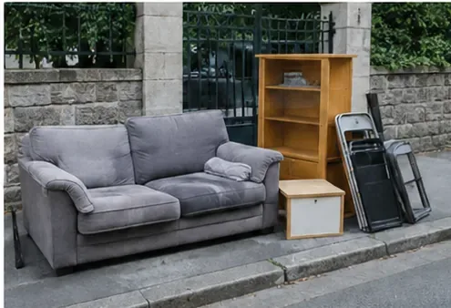 Un canapé, une étagère et plusieurs meubles volumineux sont regroupés en bord de rue pour illustrer les objets pouvant nécessiter une collecte dédiée.