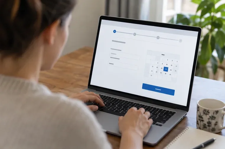 Een bewoner maakt op een laptop een ophaalafspraak met een kalender en invoervelden voor de gewenste datum.