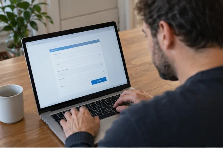 Een bewoner vult op een laptop een online aanvraag in voor het laten ophalen van grofvuil