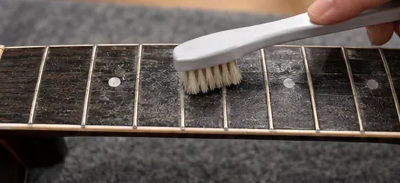 So reinigen Sie ein Gitarrengriffbrett sicher: Palisander, Ebenholz, Ahorn und mehr