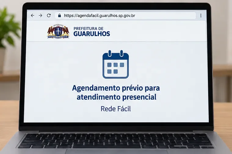 Notebook mostrando o endereço agendafacil.guarulhos.sp.gov.br e uma tela de agendamento prévio para atendimento presencial da Rede Fácil