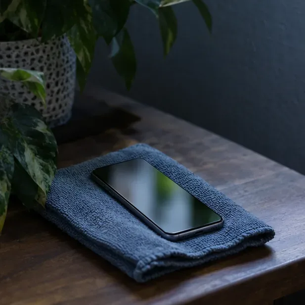 Jak smartfon pomaga bezpiecznie przetrwać upał? Alerty, lokalizacja i bateria