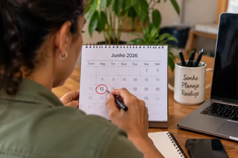 Empreendedora marca a data de abertura do negócio em um calendário de junho de 2026