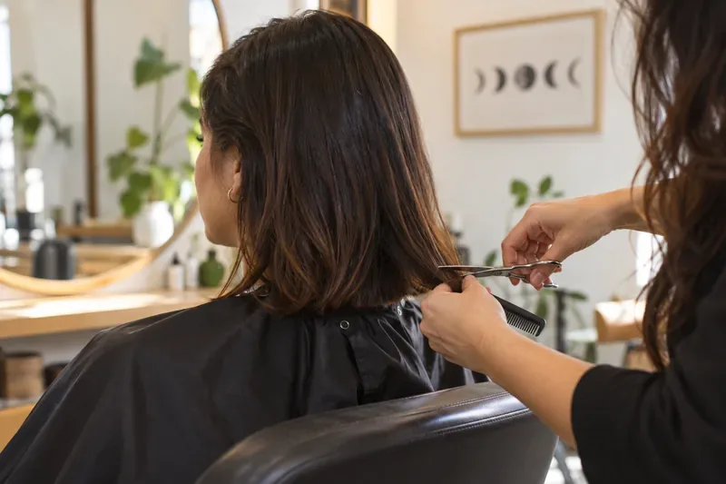 Melhores dias para cortar o cabelo em outubro de 2026: calendário lunar para crescer mais rápido ou devagar
