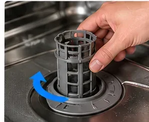 Main tournant puis soulevant le filtre cylindrique situé au fond d’un lave-vaisselle