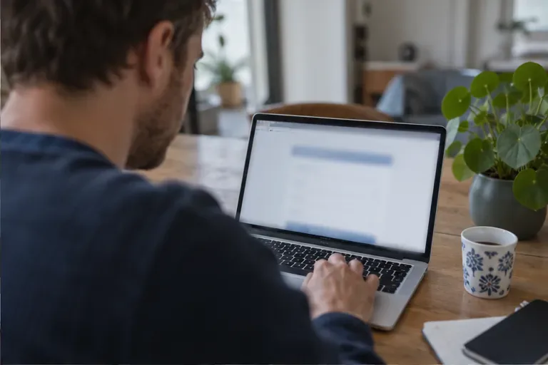 Een bewoner gebruikt een laptop om de adreswijziging online door te geven.