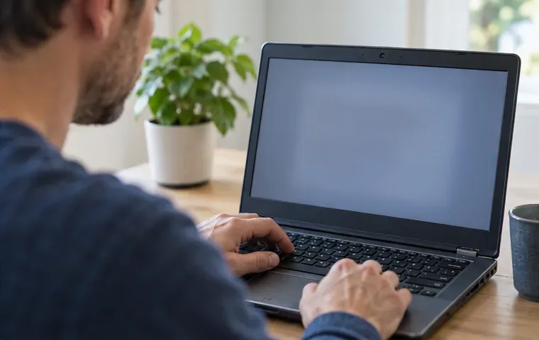 Iemand bereidt een laptop voor door eerst persoonlijke gegevens en accounts te verwijderen.