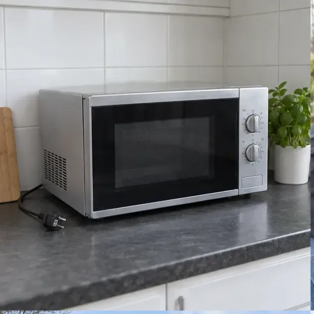 Een uitgeschakelde en losgekoppelde magnetron op een keukentafel