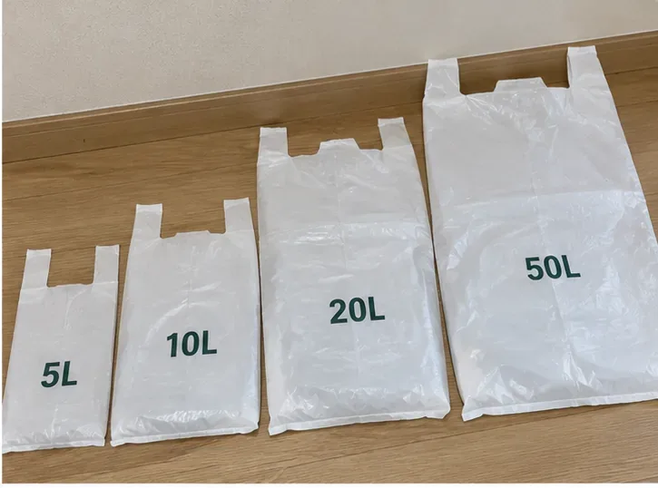 5L 10L 20L 50L 크기의 비닐봉투가 용량 순서대로 놓인 모습