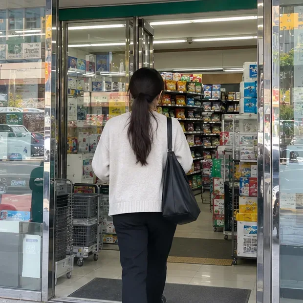동네 편의점 입구로 들어가 봉투 판매 여부를 확인하려는 주민