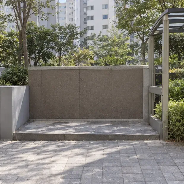 서울 주거단지의 지정 수거 공간이 깨끗하게 비워져 있고 전자레인지가 남아 있지 않은 모습
