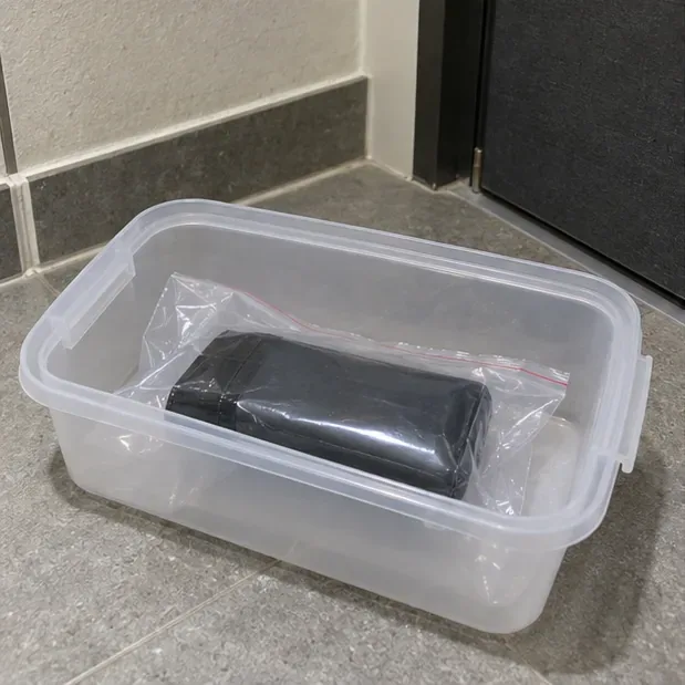 개별 봉투에 분리한 부푼 보조배터리를 다른 물건 없이 별도 용기에 넣어 둔 모습