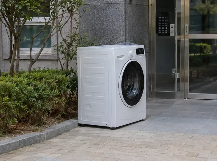 출입구 가까운 평탄한 장소에 세워 둔 온전한 세탁기
