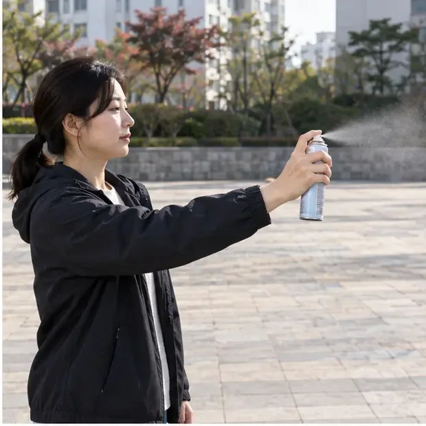 통풍이 잘되는 야외에서 스프레이 노즐을 눌러 잔여 내용물을 비우는 모습