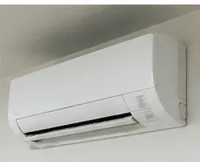 벽면에 설치된 흰색 벽걸이 에어컨 실내기를 가까이서 본 모습