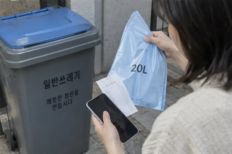 20리터 종량제봉투의 용량과 영수증을 구매 후 확인하는 모습