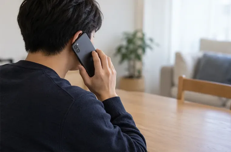 주민이 휴대전화로 수거 신청 내용을 문의하는 모습