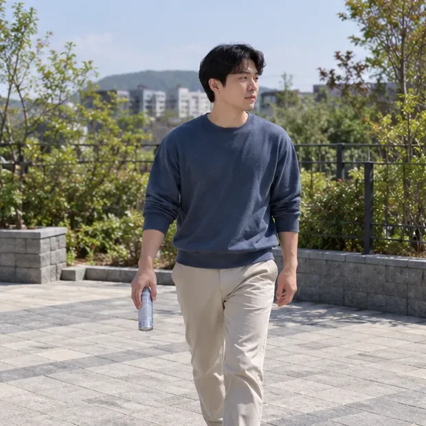 스프레이캔을 들고 집 밖의 탁 트인 공간으로 이동하는 사람