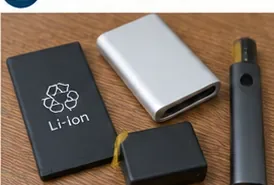 複数の小型リチウムイオン電池パックと銀色のモバイルバッテリーが机に並んでいる様子