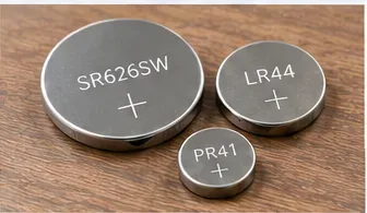 木製の机の上にSR626SW、LR44、PR41と表示された3種類の丸い小型電池が並んでいる様子
