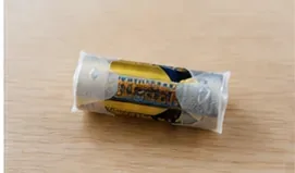 乾電池の両端を透明テープで覆って絶縁した状態