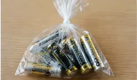 使用済み乾電池を透明な袋にまとめている様子