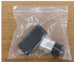 絶縁処理をした小型充電式電池を透明な袋に分けて入れた様子