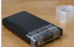 モバイルバッテリーのUSB端子周辺を透明なテープで覆った状態