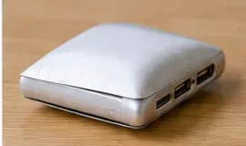 ケースが大きく膨らみ、側面が盛り上がったモバイルバッテリー