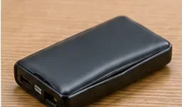 机の上に置いたモバイルバッテリーを処分前に状態確認している場面