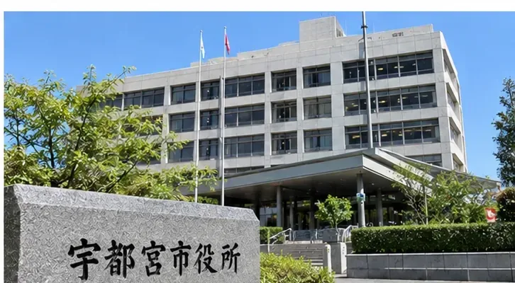 市役所を示す庁舎の外観と石碑