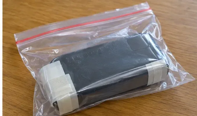 モバイルバッテリーの端子部分をテープで覆い透明な袋に入れた状態