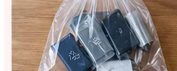複数の小型充電式電池を透明な袋にまとめた様子