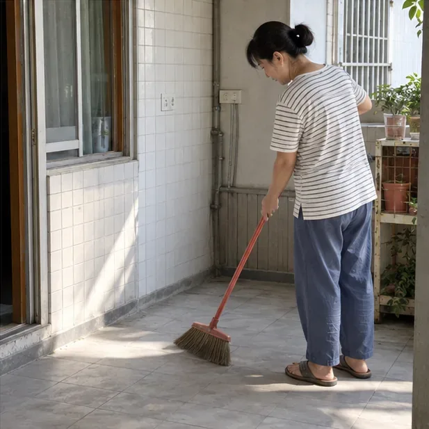 洗衣機搬走後，住戶清掃原本放置家電的地面與通道。