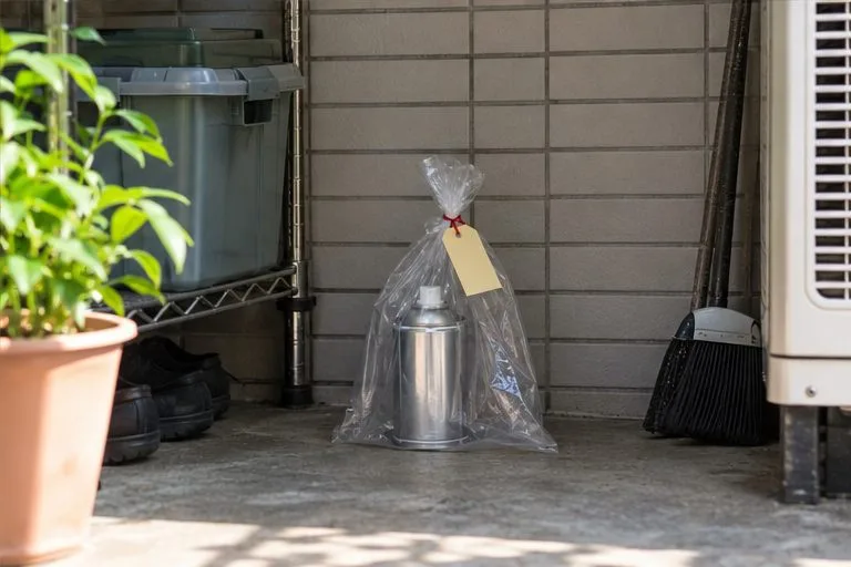 完整噴霧罐在陰涼通風的角落暫時直立放置，遠離爐具與陽光