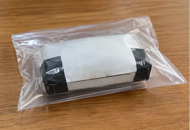 一顆膨脹行動電源被單獨放入透明袋，與其他金屬物及一般回收物分開