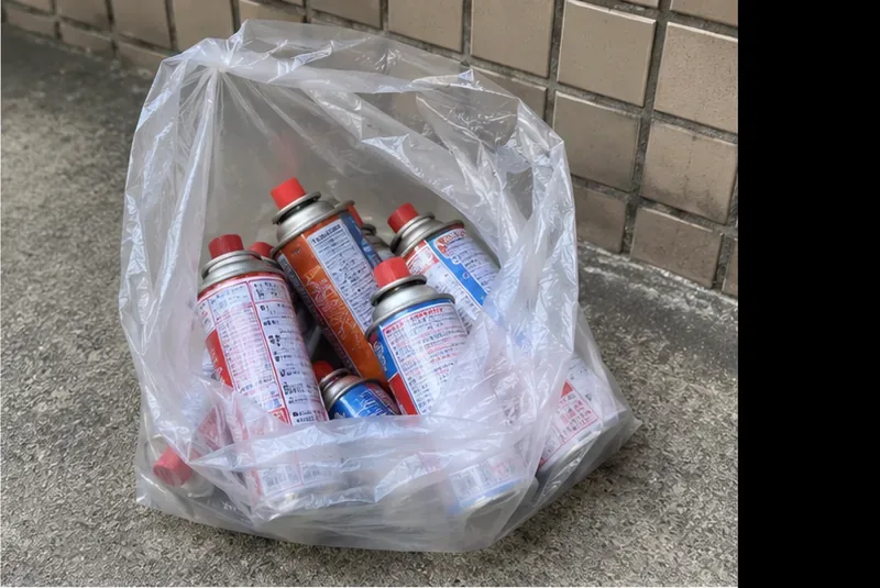 多個已用完的卡式瓦斯罐集中放在獨立塑膠袋中，沒有混入其他一般垃圾