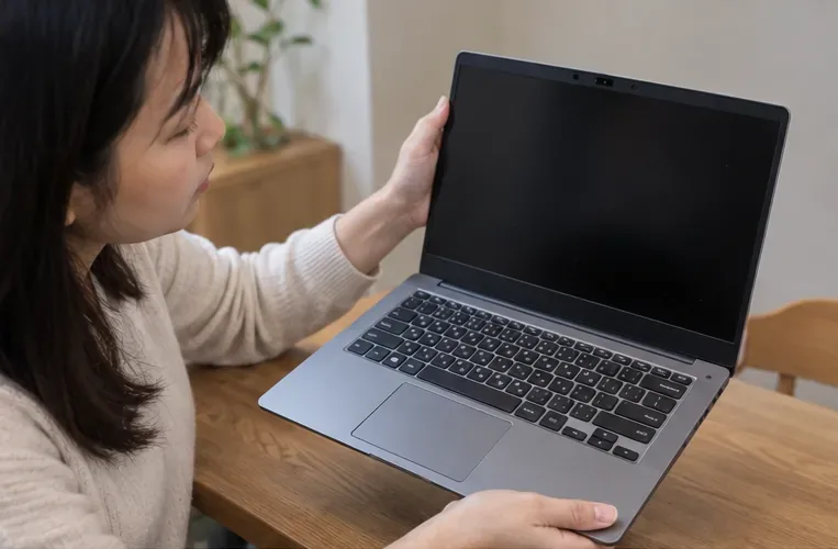 使用者雙手檢查一台完整的筆記型電腦外觀與螢幕，確認沒有明顯破損
