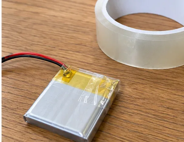 配線付きの小型リチウムイオン電池で、端子周辺を透明テープで覆っている例
