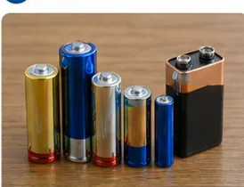 机の上に並べた単1・単2・単3・単4形と9V形の乾電池