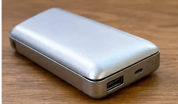 木製の机の上に置かれたUSB端子付きの一般的なモバイルバッテリー