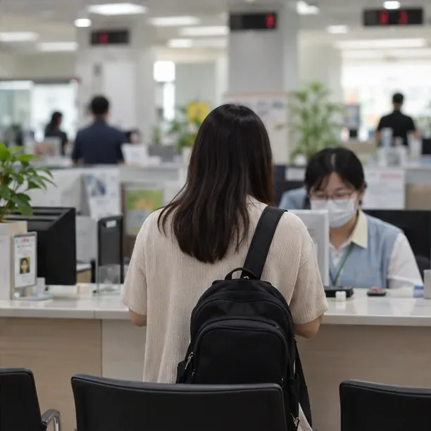 租屋者在戶政事務所櫃檯前辦理遷入登記