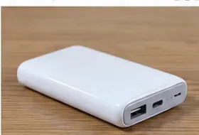 白いモバイルバッテリーの外装と端子部分を確認できる状態