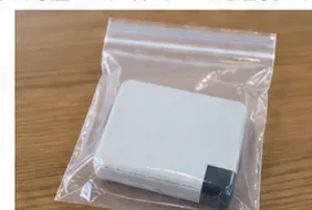 端子を絶縁したモバイルバッテリーを透明袋へ単独で入れた状態
