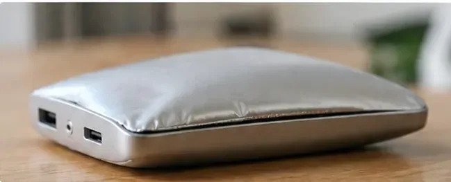 ケースが大きく膨らみ、上下の外装に隙間ができたモバイルバッテリー