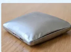 角まで大きく膨らみ、外装が変形したモバイルバッテリー