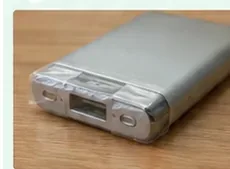 USB端子側が見える小型モバイルバッテリーの接写
